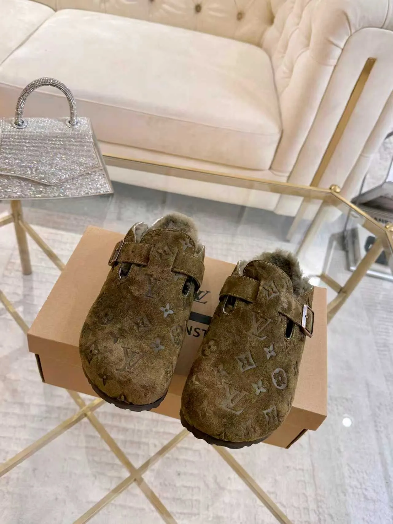 p600 ✨ LV wool slippers for couples｜Even the toes exude a sense of luxury ✨ We have achieved the ultimate restoration of the "high version" of this pair of LV classic Birkenstock slippers, with the mark of luxury in every detail. 👫 ▫️ Original jacquard with delicate cowhide leather, retro texture is at your fingertips; ▫️ 100% pure wool lining, wearing barefoot is like stepping on clouds, skin-friendly, breathable and not sweaty; ▫️ Three-dimensional toe cap + non-slip rubber sole, safe and secure when walking in the wind.  The belt buckle and presbyopia elements are embellished, revealing the aura of a big-name brand in a low-key manner. Whether it is on a date or out on the street, every step is like walking in the middle of a show.  Pair it with jeans for a lazy and casual look; with a coat and skirt, it will look elegant. With one pair of shoes, you can easily switch between multiple styles, and you never have to be deliberate about the sense of luxury.  #LVcouples #high-endwear #lightluxurylife #quality recommendation Fabric: classic presbyopia/imported sheepskin/classic jacquard fabric Lining: imported wool lining Sole: original rubber sole Size: Female 35-41 Male 38-46